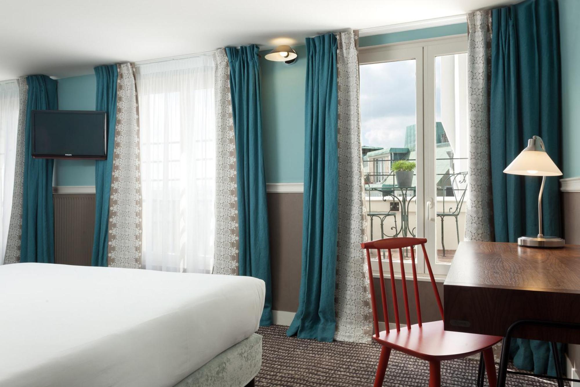 Deluxe Room with Rooftop View on balcony